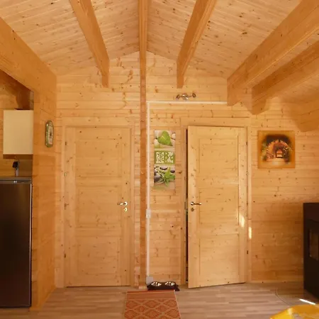 Semesterbostad Holz-blockhaus Fuer Vier Personen Mit Terrasse Und Komplett Eingezaeuntem Grundstueck Beltheim