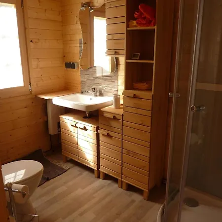 Semesterbostad Holz-blockhaus Fuer Vier Personen Mit Terrasse Und Komplett Eingezaeuntem Grundstueck Beltheim