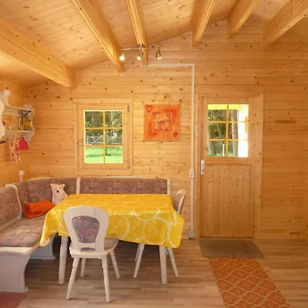 Holz-blockhaus Fuer Vier Personen Mit Terrasse Und Komplett Eingezaeuntem Grundstueck Semesterbostad Beltheim