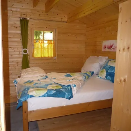 Holz-blockhaus Fuer Vier Personen Mit Terrasse Und Komplett Eingezaeuntem Grundstueck Semesterbostad