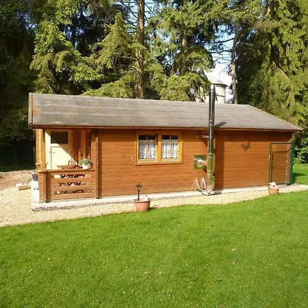 Semesterbostad Holz-blockhaus Fuer Vier Personen Mit Terrasse Und Komplett Eingezaeuntem Grundstueck Beltheim